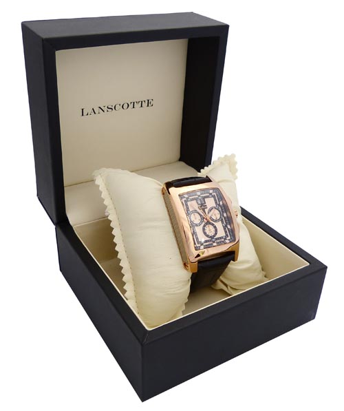Reloj cronógrafo suizo, cab. LANSCOTTE, en caja rectangular de acero rosa,  43 x 39 mm. Movimiento de cuarzo. Esfera beige y negra con calendario a las  doce. Pulsera de piel negra. Se
