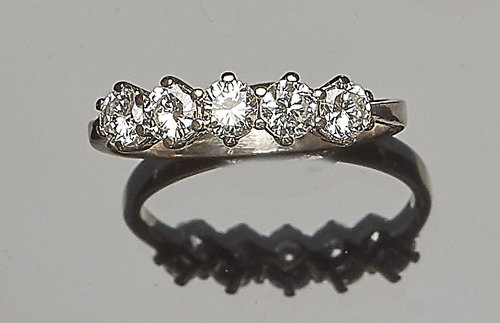 Anillo cinquillo en oro blanco y limpios y blancos brillantes en